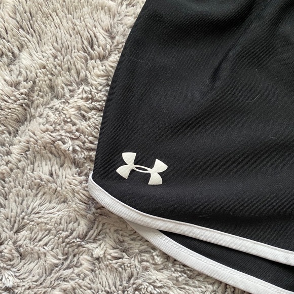 Women’s Under Armour shorts - Picture 3 of 5